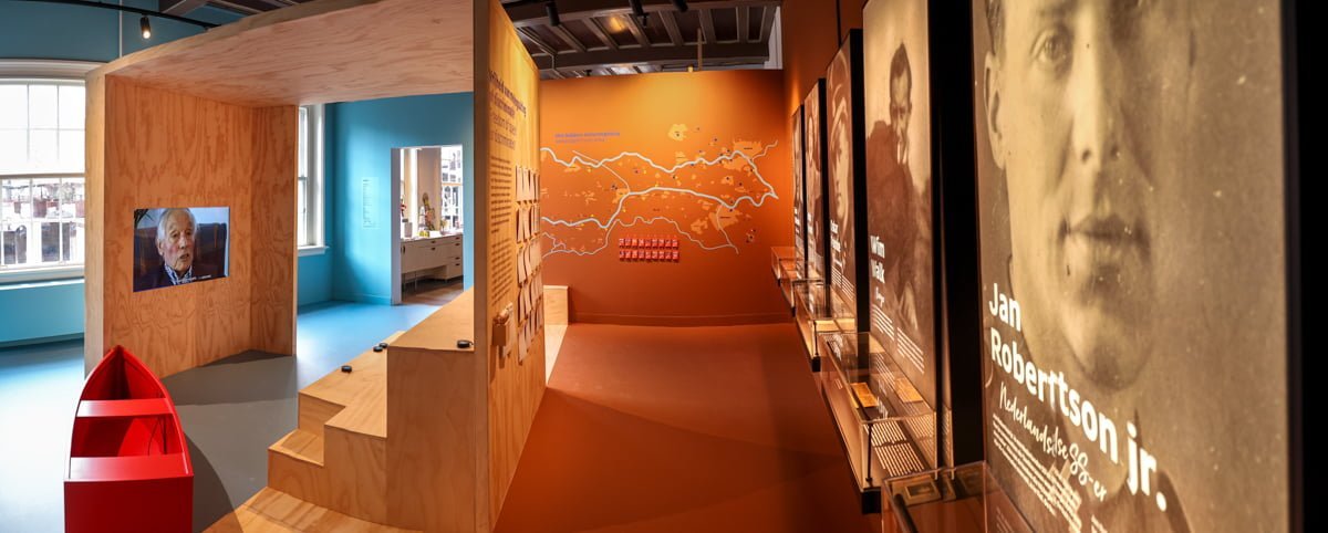 Opening WO2 informatiecentrum Rivierengebied in het Flipje en Streekmuseum.  De WO2-hotspot is geopend door wethouder Dave Verbeek en gedeputeerde Peter van ’t Hoog. Aanwezig en geinterviewd door museumdirecteur Jurriaan de Mol de twee dochters Janine e