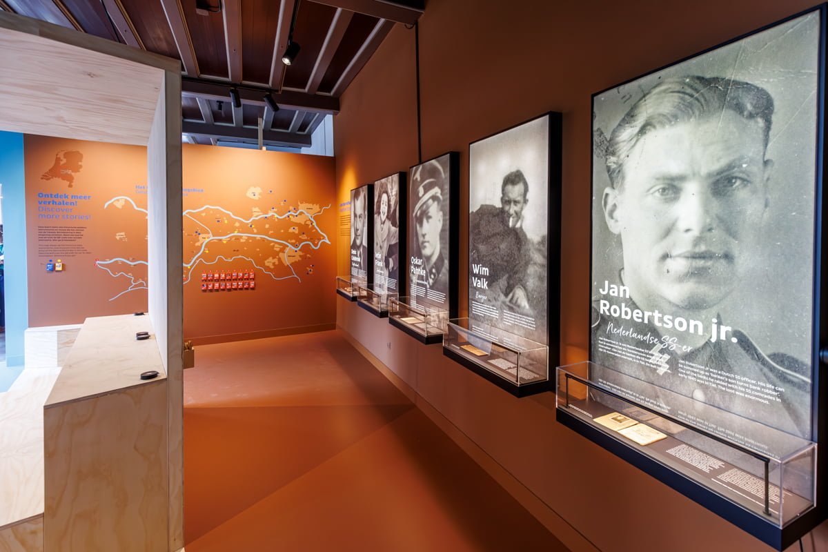 Opening WO2 informatiecentrum Rivierengebied in het Flipje en Streekmuseum.  De WO2-hotspot is geopend door wethouder Dave Verbeek en gedeputeerde Peter van ’t Hoog. Aanwezig en geinterviewd door museumdirecteur Jurriaan de Mol de twee dochters Janine e