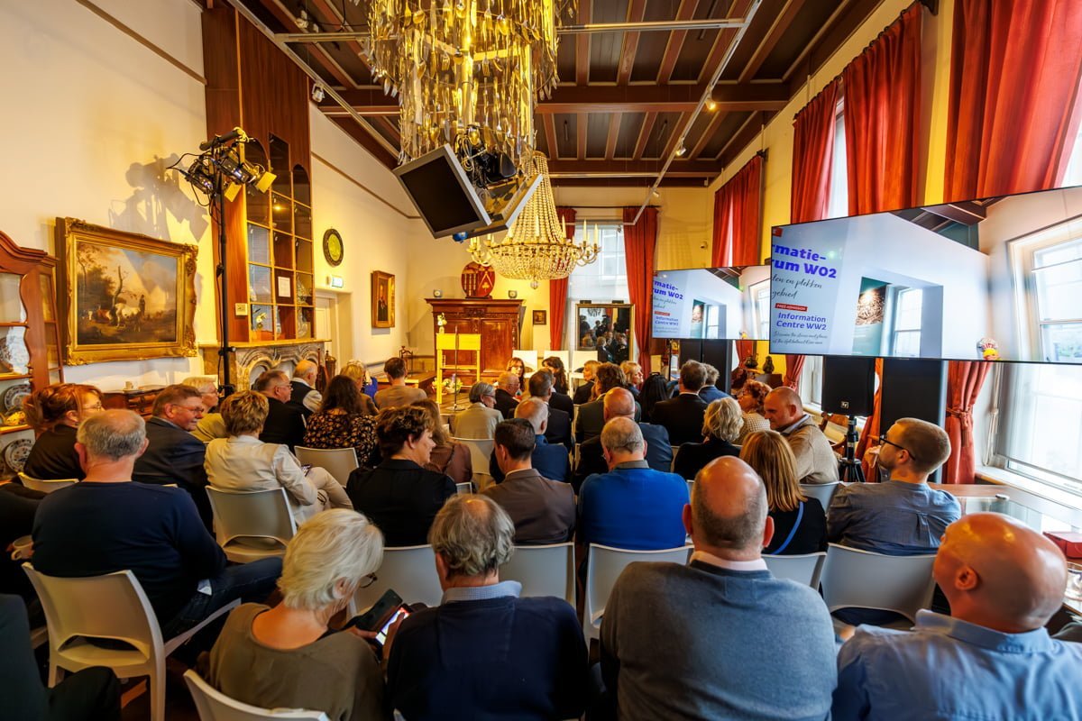 Opening WO2 informatiecentrum Rivierengebied in het Flipje en Streekmuseum.  De WO2-hotspot is geopend door wethouder Dave Verbeek en gedeputeerde Peter van ’t Hoog. Aanwezig en geinterviewd door museumdirecteur Jurriaan de Mol de twee dochters Janine e