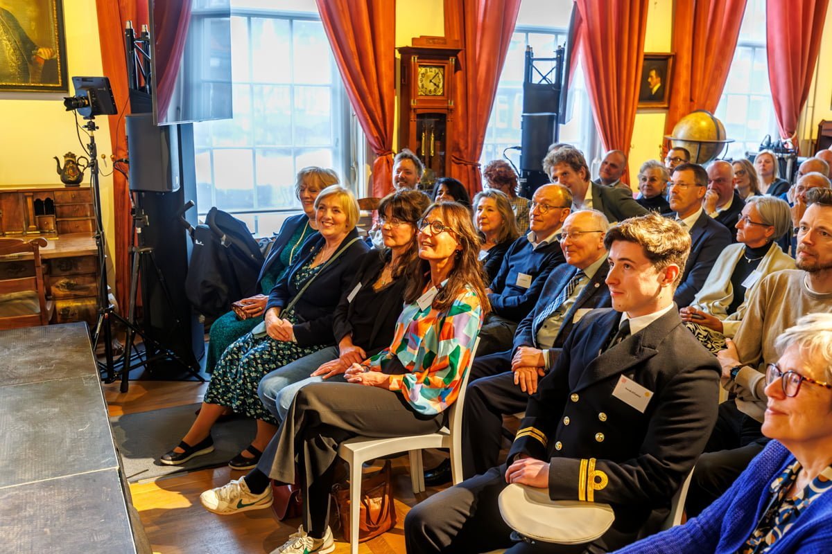 Opening WO2 informatiecentrum Rivierengebied in het Flipje en Streekmuseum.  De WO2-hotspot is geopend door wethouder Dave Verbeek en gedeputeerde Peter van ’t Hoog. Aanwezig en geinterviewd door museumdirecteur Jurriaan de Mol de twee dochters Janine e