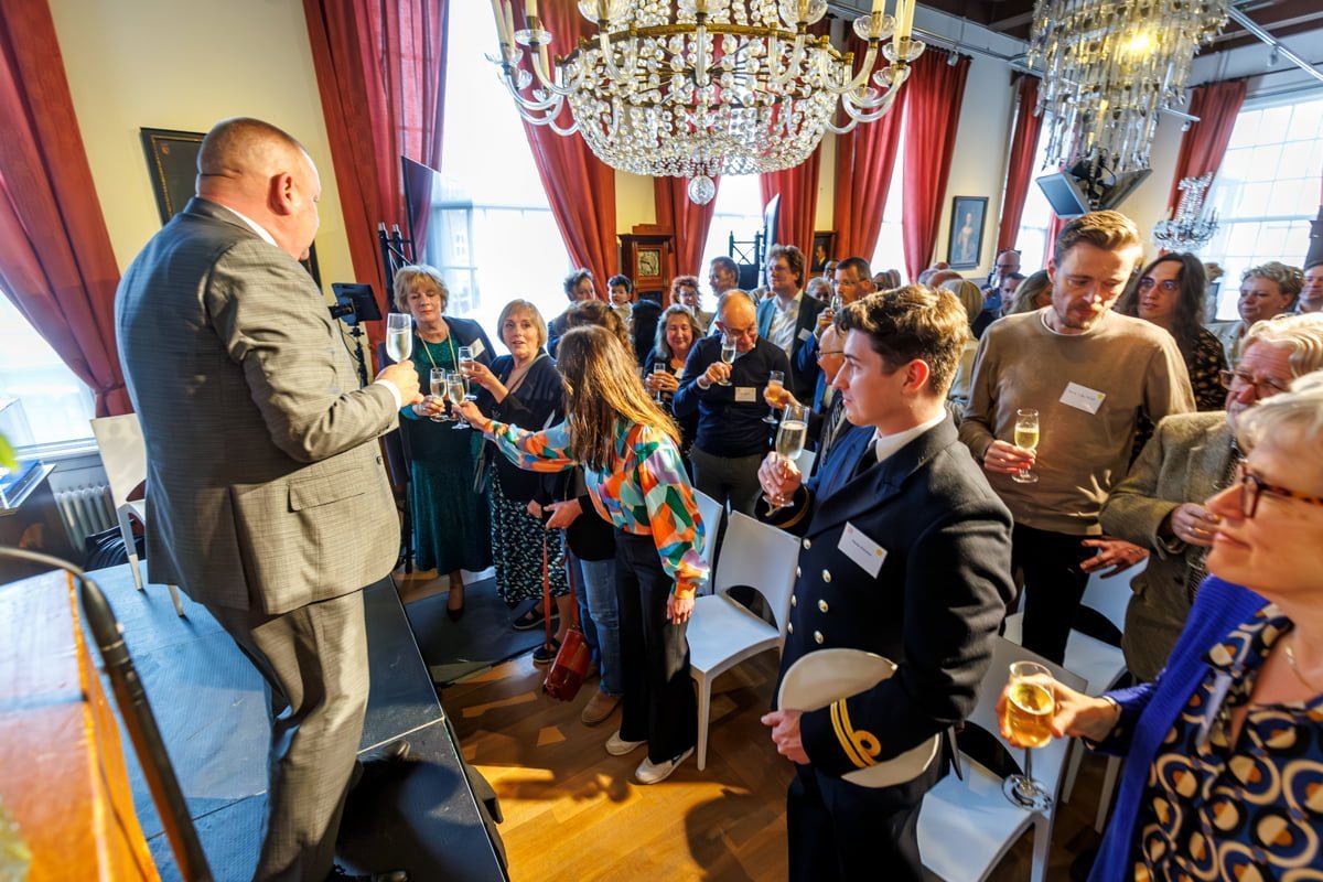Opening WO2 informatiecentrum Rivierengebied in het Flipje en Streekmuseum.  De WO2-hotspot is geopend door wethouder Dave Verbeek en gedeputeerde Peter van ’t Hoog. Aanwezig en geinterviewd door museumdirecteur Jurriaan de Mol de twee dochters Janine e