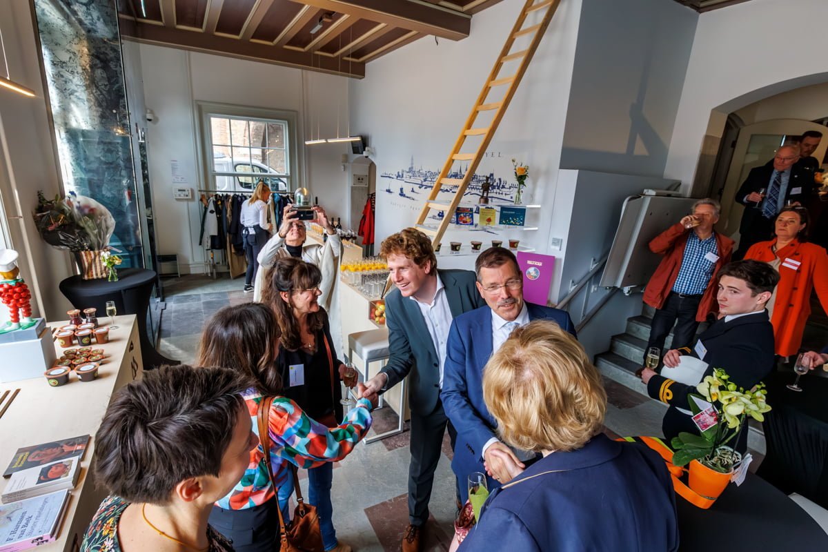 Opening WO2 informatiecentrum Rivierengebied in het Flipje en Streekmuseum.  De WO2-hotspot is geopend door wethouder Dave Verbeek en gedeputeerde Peter van ’t Hoog. Aanwezig en geinterviewd door museumdirecteur Jurriaan de Mol de twee dochters Janine e