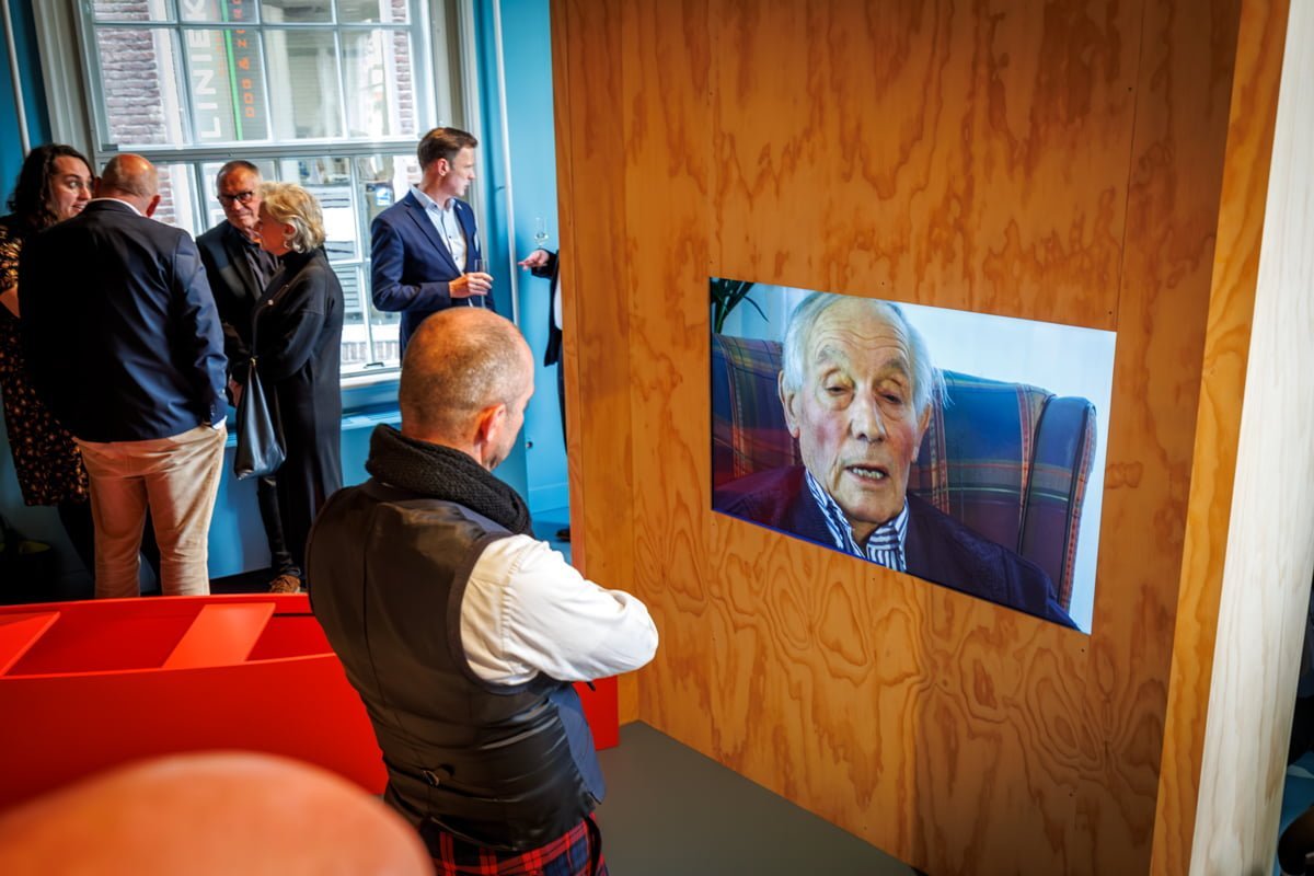 Opening WO2 informatiecentrum Rivierengebied in het Flipje en Streekmuseum.  De WO2-hotspot is geopend door wethouder Dave Verbeek en gedeputeerde Peter van ’t Hoog. Aanwezig en geinterviewd door museumdirecteur Jurriaan de Mol de twee dochters Janine e