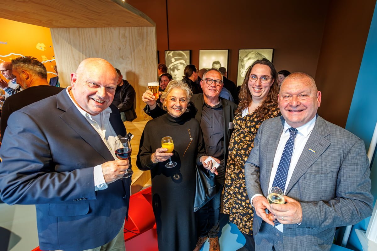 Opening WO2 informatiecentrum Rivierengebied in het Flipje en Streekmuseum.  De WO2-hotspot is geopend door wethouder Dave Verbeek en gedeputeerde Peter van ’t Hoog. Aanwezig en geinterviewd door museumdirecteur Jurriaan de Mol de twee dochters Janine e