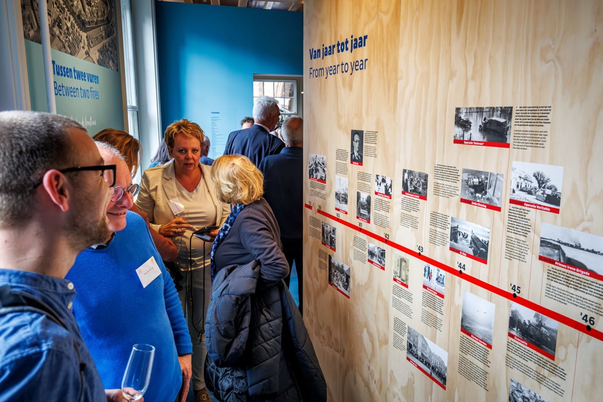 Opening WO2 informatiecentrum Rivierengebied in het Flipje en Streekmuseum.  De WO2-hotspot is geopend door wethouder Dave Verbeek en gedeputeerde Peter van ’t Hoog. Aanwezig en geinterviewd door museumdirecteur Jurriaan de Mol de twee dochters Janine e