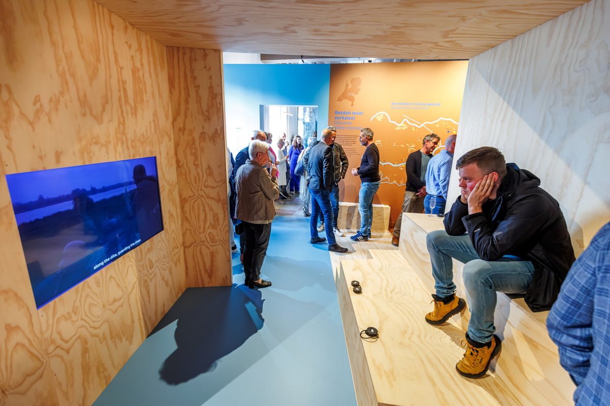 Opening WO2 informatiecentrum Rivierengebied in het Flipje en Streekmuseum.  De WO2-hotspot is geopend door wethouder Dave Verbeek en gedeputeerde Peter van ’t Hoog. Aanwezig en geinterviewd door museumdirecteur Jurriaan de Mol de twee dochters Janine e