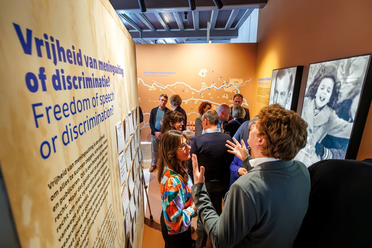 Opening WO2 informatiecentrum Rivierengebied in het Flipje en Streekmuseum.  De WO2-hotspot is geopend door wethouder Dave Verbeek en gedeputeerde Peter van ’t Hoog. Aanwezig en geinterviewd door museumdirecteur Jurriaan de Mol de twee dochters Janine e