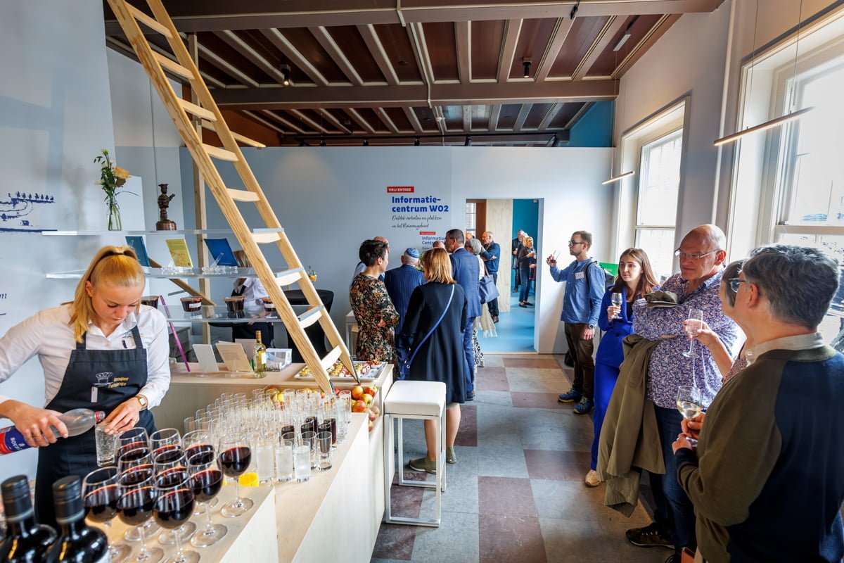 Opening WO2 informatiecentrum Rivierengebied in het Flipje en Streekmuseum.  De WO2-hotspot is geopend door wethouder Dave Verbeek en gedeputeerde Peter van ’t Hoog. Aanwezig en geinterviewd door museumdirecteur Jurriaan de Mol de twee dochters Janine e