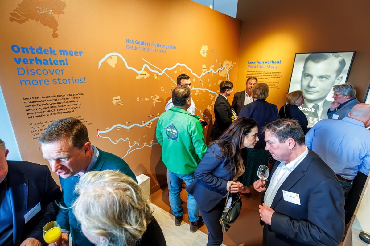 Opening WO2 informatiecentrum Rivierengebied in het Flipje en Streekmuseum.  De WO2-hotspot is geopend door wethouder Dave Verbeek en gedeputeerde Peter van ’t Hoog. Aanwezig en geinterviewd door museumdirecteur Jurriaan de Mol de twee dochters Janine e