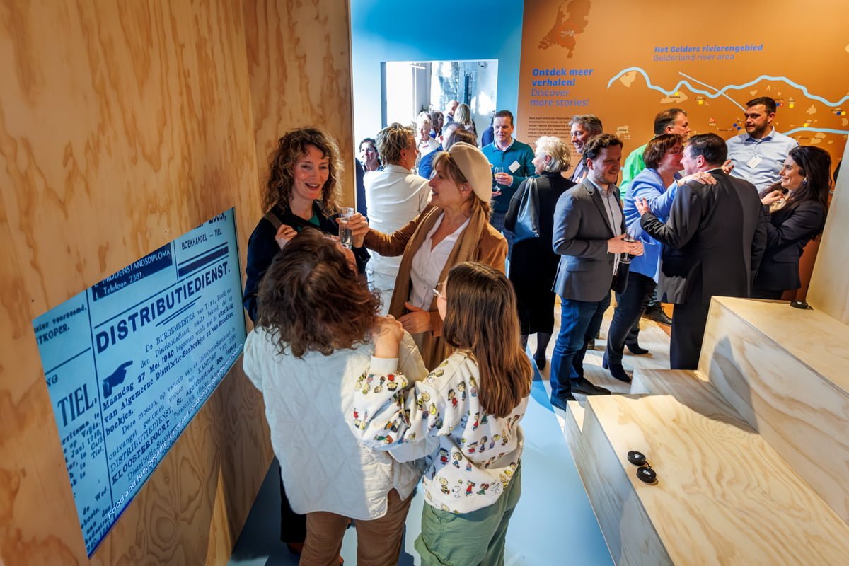 Opening WO2 informatiecentrum Rivierengebied in het Flipje en Streekmuseum.  De WO2-hotspot is geopend door wethouder Dave Verbeek en gedeputeerde Peter van ’t Hoog. Aanwezig en geinterviewd door museumdirecteur Jurriaan de Mol de twee dochters Janine e