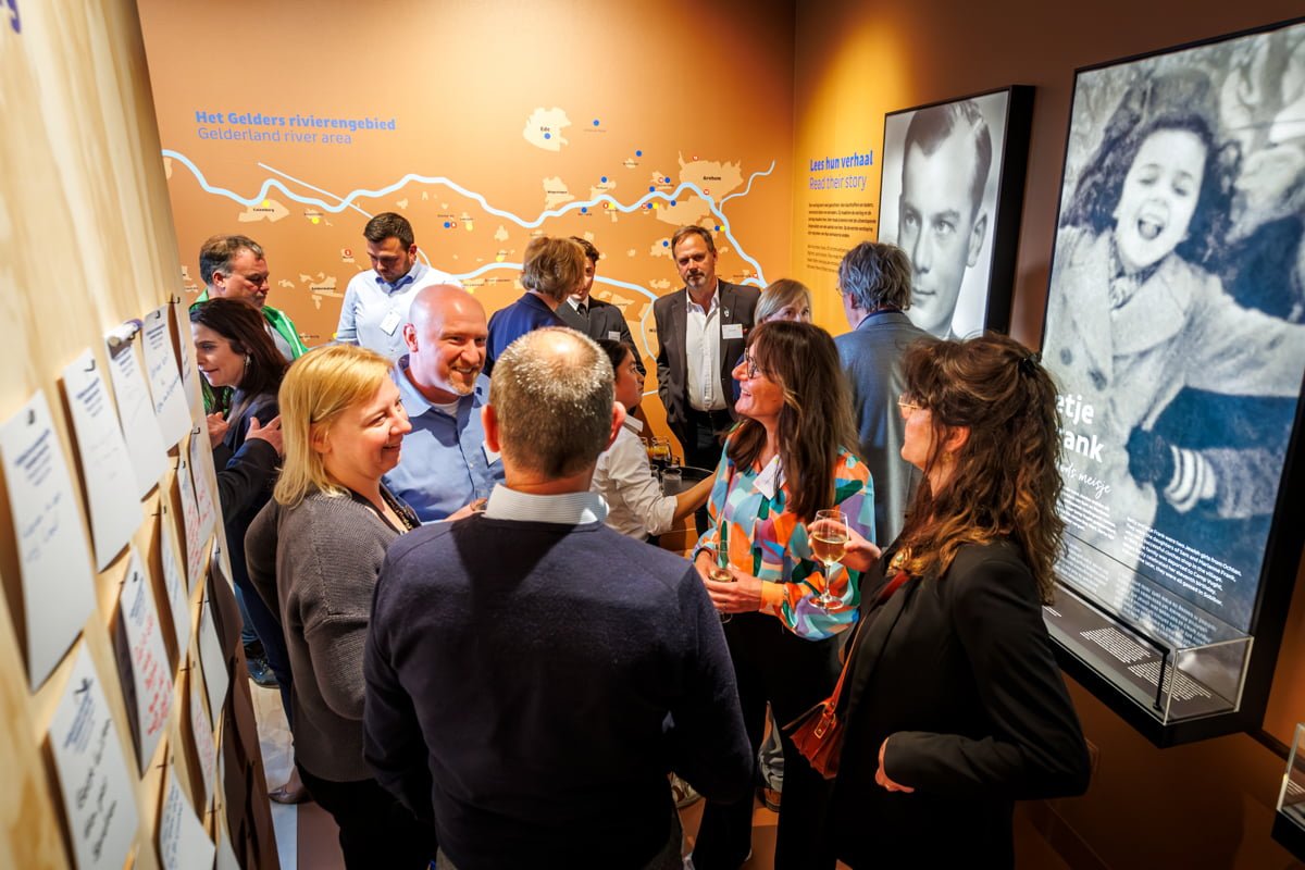 Opening WO2 informatiecentrum Rivierengebied in het Flipje en Streekmuseum.  De WO2-hotspot is geopend door wethouder Dave Verbeek en gedeputeerde Peter van ’t Hoog. Aanwezig en geinterviewd door museumdirecteur Jurriaan de Mol de twee dochters Janine e