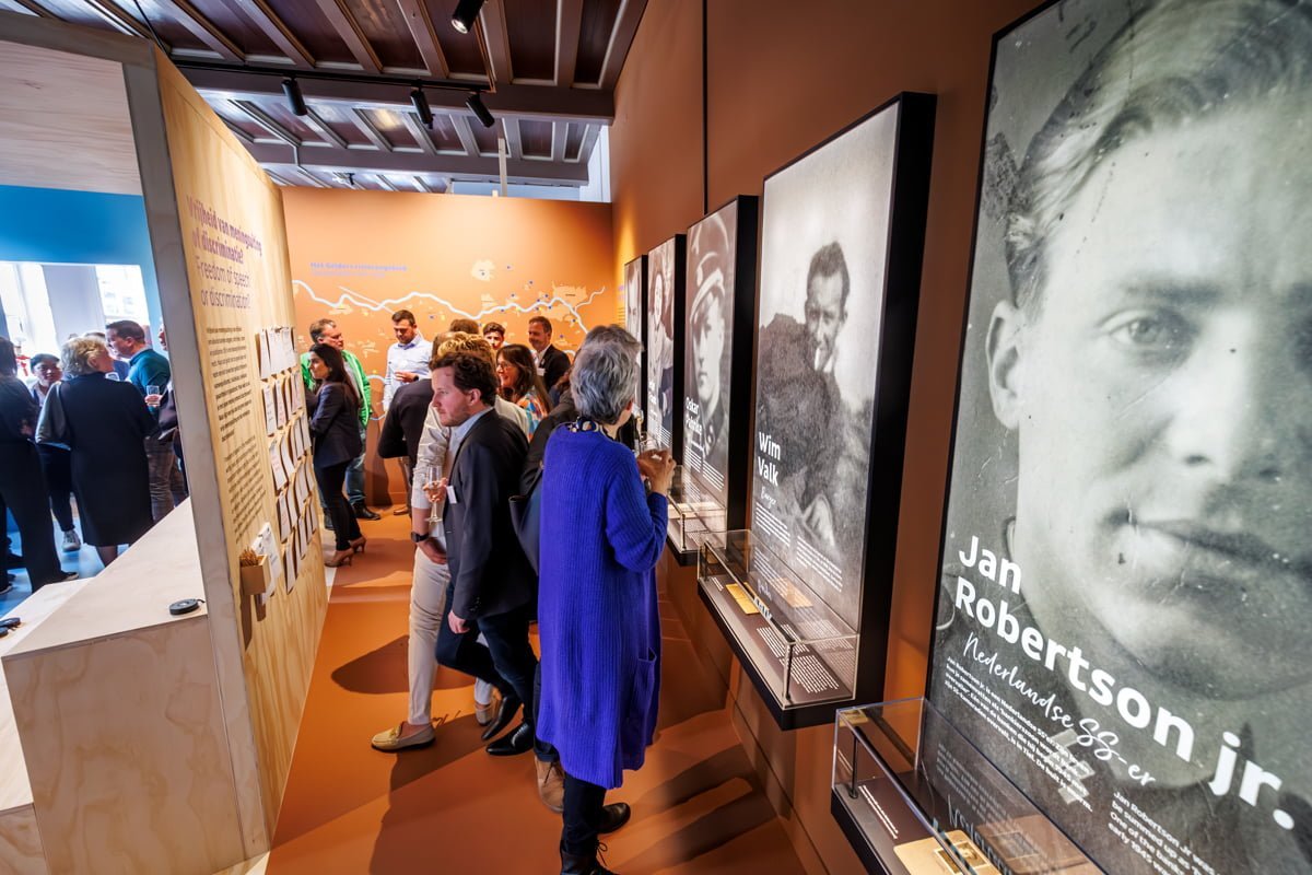 Opening WO2 informatiecentrum Rivierengebied in het Flipje en Streekmuseum.  De WO2-hotspot is geopend door wethouder Dave Verbeek en gedeputeerde Peter van ’t Hoog. Aanwezig en geinterviewd door museumdirecteur Jurriaan de Mol de twee dochters Janine e