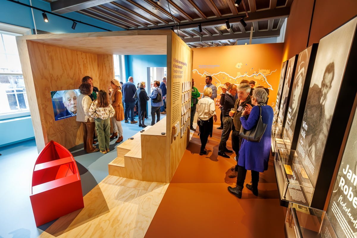 Opening WO2 informatiecentrum Rivierengebied in het Flipje en Streekmuseum.  De WO2-hotspot is geopend door wethouder Dave Verbeek en gedeputeerde Peter van ’t Hoog. Aanwezig en geinterviewd door museumdirecteur Jurriaan de Mol de twee dochters Janine e