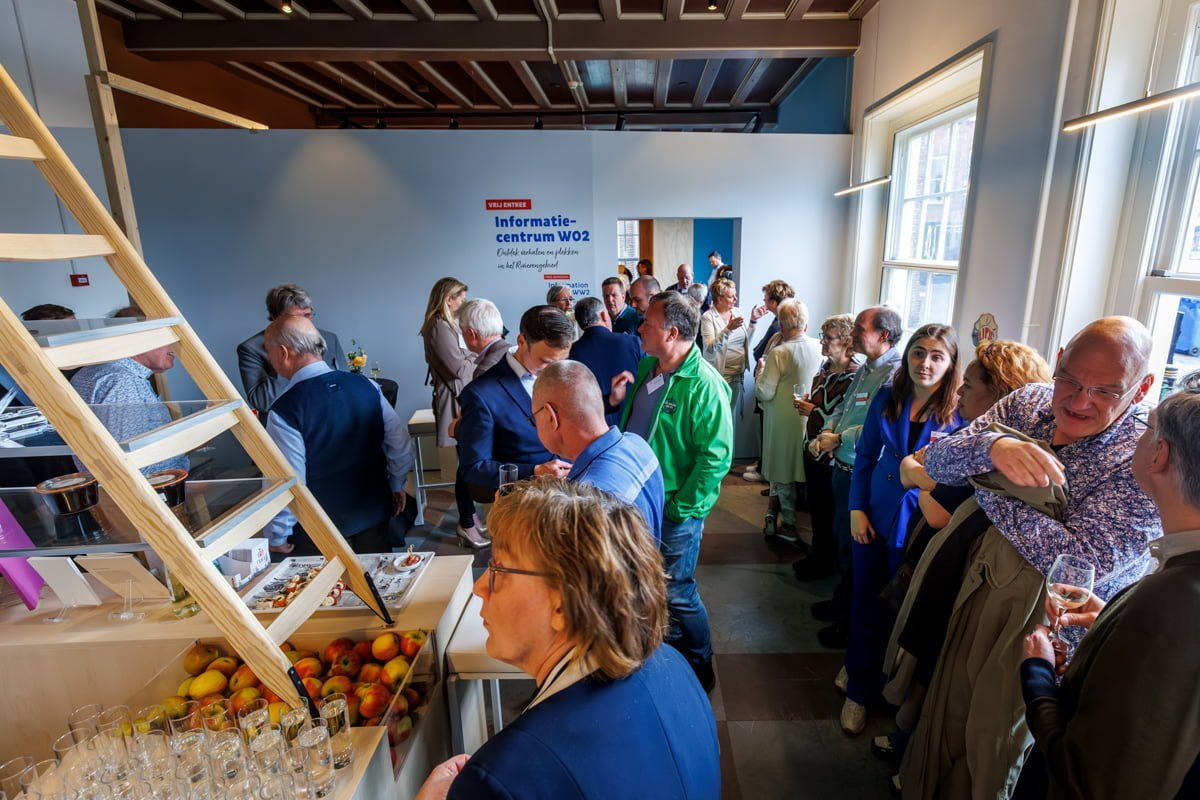 Opening WO2 informatiecentrum Rivierengebied in het Flipje en Streekmuseum.  De WO2-hotspot is geopend door wethouder Dave Verbeek en gedeputeerde Peter van ’t Hoog. Aanwezig en geinterviewd door museumdirecteur Jurriaan de Mol de twee dochters Janine e