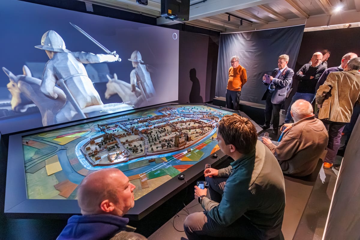 Opening presentatie ‘Het ontstaan van Tiel’ in het Flipje en Streekmuseum door burgemeester Frank van der Meijden en wethouder Carla Kreuk. Ontvangst door museum directeur Jurriaan de Mol.
