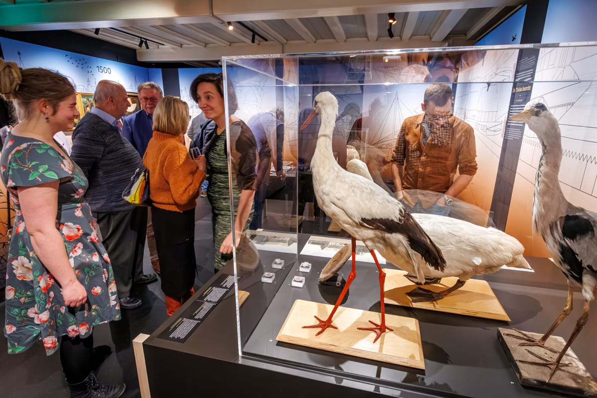 Opening presentatie ‘Het ontstaan van Tiel’ in het Flipje en Streekmuseum door burgemeester Frank van der Meijden en wethouder Carla Kreuk. Ontvangst door museum directeur Jurriaan de Mol.