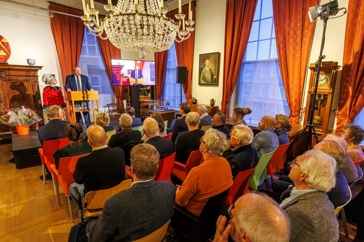 Opening presentatie ‘Het ontstaan van Tiel’ in het Flipje en Streekmuseum door burgemeester Frank van der Meijden en wethouder Carla Kreuk. Ontvangst door museum directeur Jurriaan de Mol.