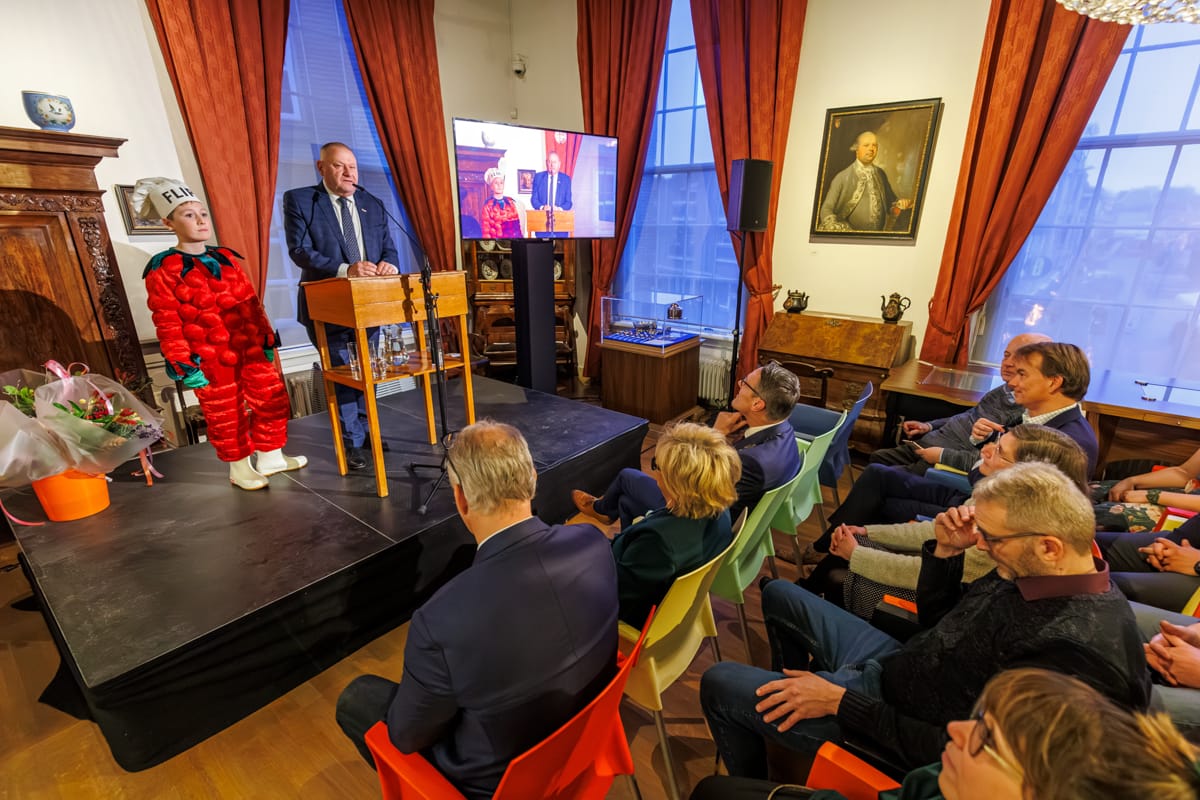 Opening presentatie ‘Het ontstaan van Tiel’ in het Flipje en Streekmuseum door burgemeester Frank van der Meijden en wethouder Carla Kreuk. Ontvangst door museum directeur Jurriaan de Mol.
