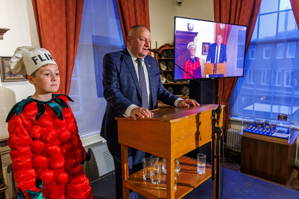 Opening presentatie ‘Het ontstaan van Tiel’ in het Flipje en Streekmuseum door burgemeester Frank van der Meijden en wethouder Carla Kreuk. Ontvangst door museum directeur Jurriaan de Mol.