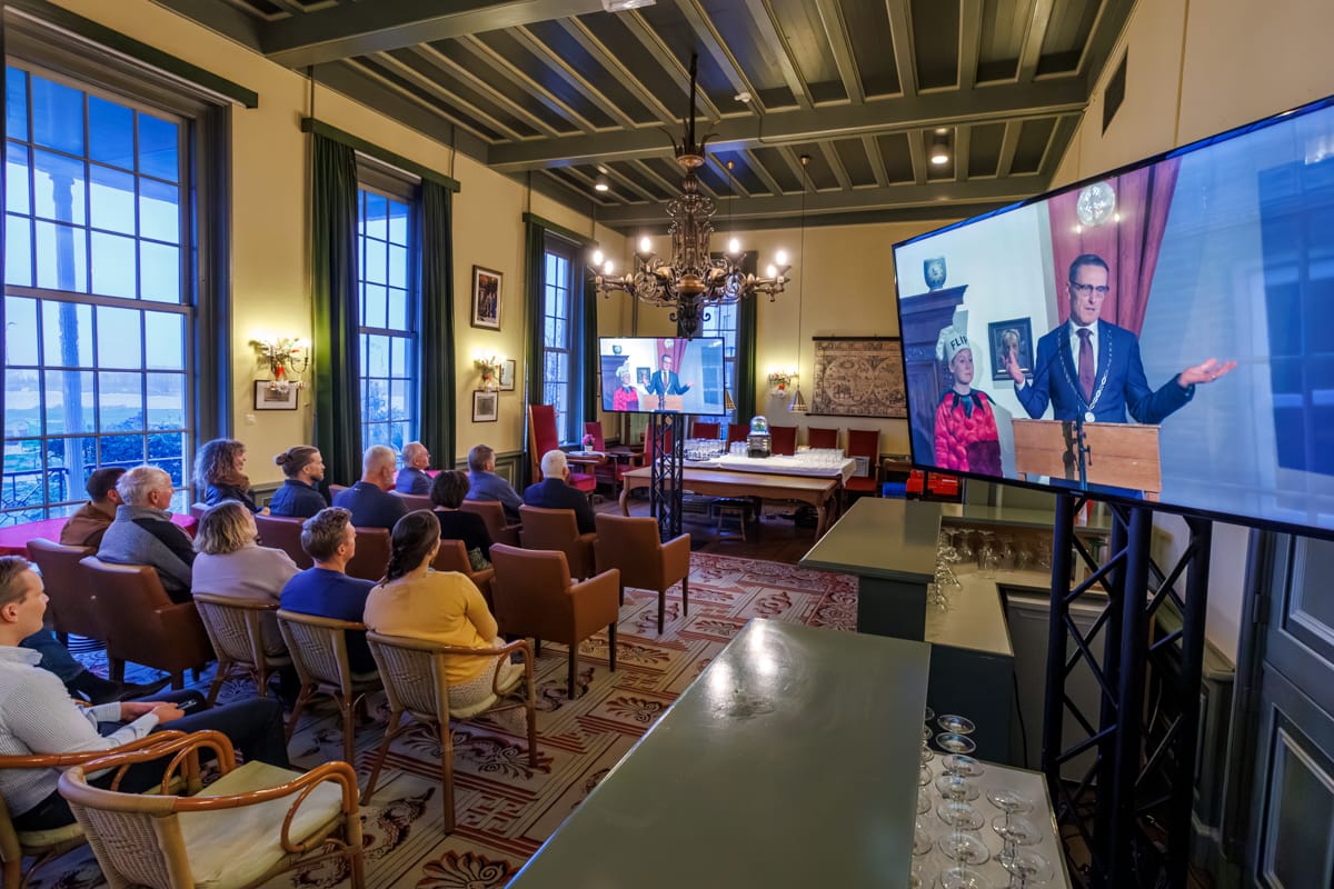Opening presentatie ‘Het ontstaan van Tiel’ in het Flipje en Streekmuseum door burgemeester Frank van der Meijden en wethouder Carla Kreuk. Ontvangst door museum directeur Jurriaan de Mol.