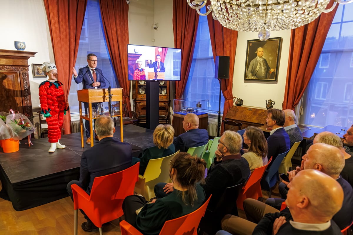 Opening presentatie ‘Het ontstaan van Tiel’ in het Flipje en Streekmuseum door burgemeester Frank van der Meijden en wethouder Carla Kreuk. Ontvangst door museum directeur Jurriaan de Mol.