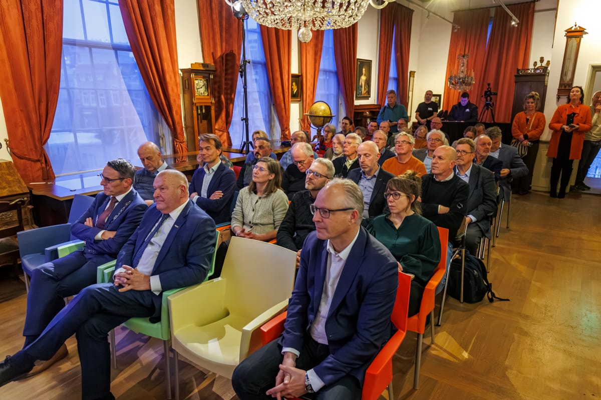 Opening presentatie ‘Het ontstaan van Tiel’ in het Flipje en Streekmuseum door burgemeester Frank van der Meijden en wethouder Carla Kreuk. Ontvangst door museum directeur Jurriaan de Mol.