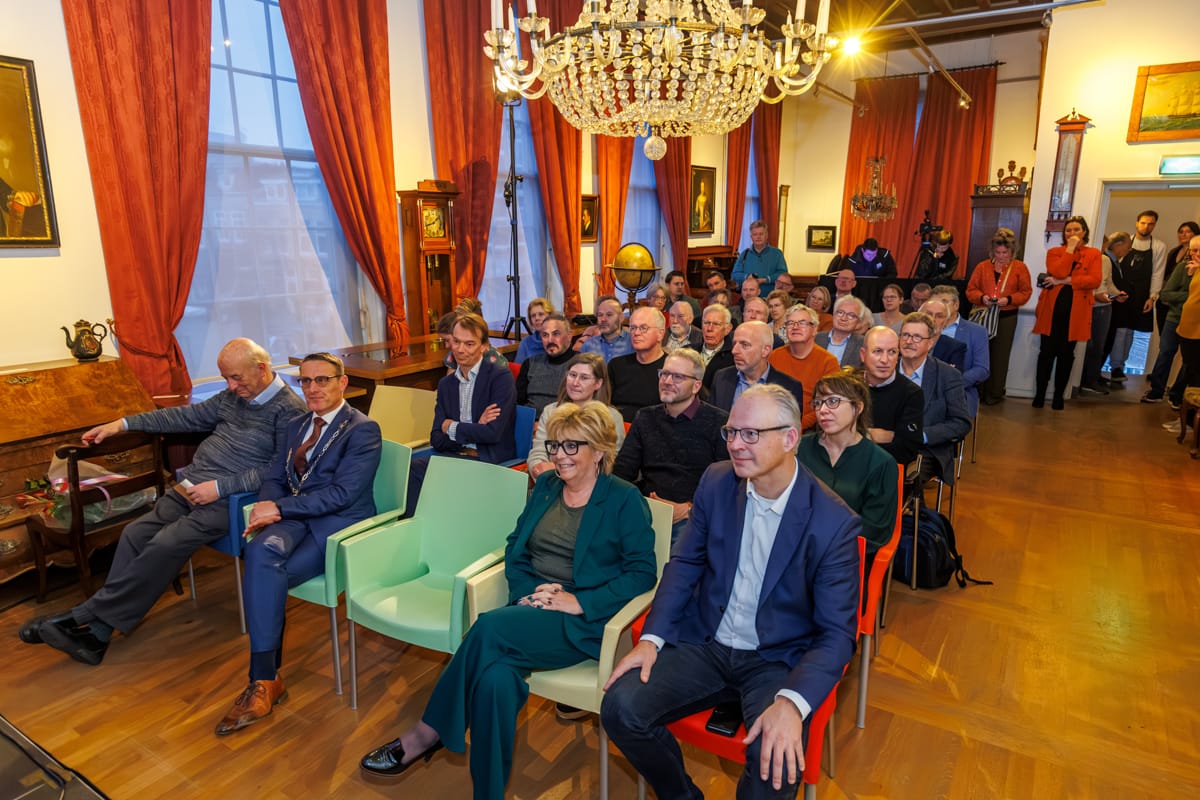 Opening presentatie ‘Het ontstaan van Tiel’ in het Flipje en Streekmuseum door burgemeester Frank van der Meijden en wethouder Carla Kreuk. Ontvangst door museum directeur Jurriaan de Mol.