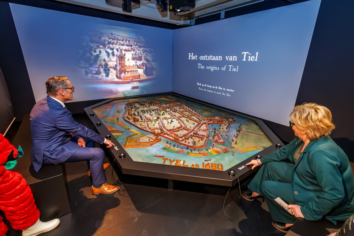 Opening presentatie ‘Het ontstaan van Tiel’ in het Flipje en Streekmuseum door burgemeester Frank van der Meijden en wethouder Carla Kreuk. Ontvangst door museum directeur Jurriaan de Mol.