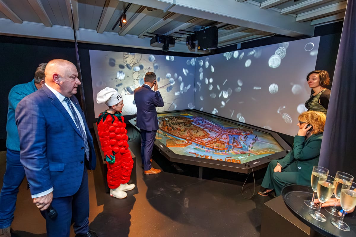 Opening presentatie ‘Het ontstaan van Tiel’ in het Flipje en Streekmuseum door burgemeester Frank van der Meijden en wethouder Carla Kreuk. Ontvangst door museum directeur Jurriaan de Mol.