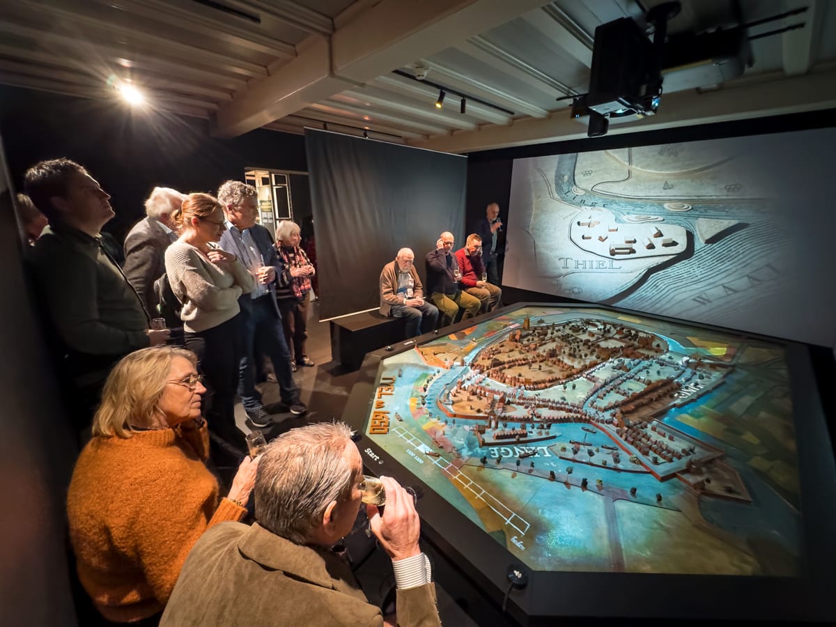 Opening presentatie ‘Het ontstaan van Tiel’ in het Flipje en Streekmuseum door burgemeester Frank van der Meijden en wethouder Carla Kreuk. Ontvangst door museum directeur Jurriaan de Mol.