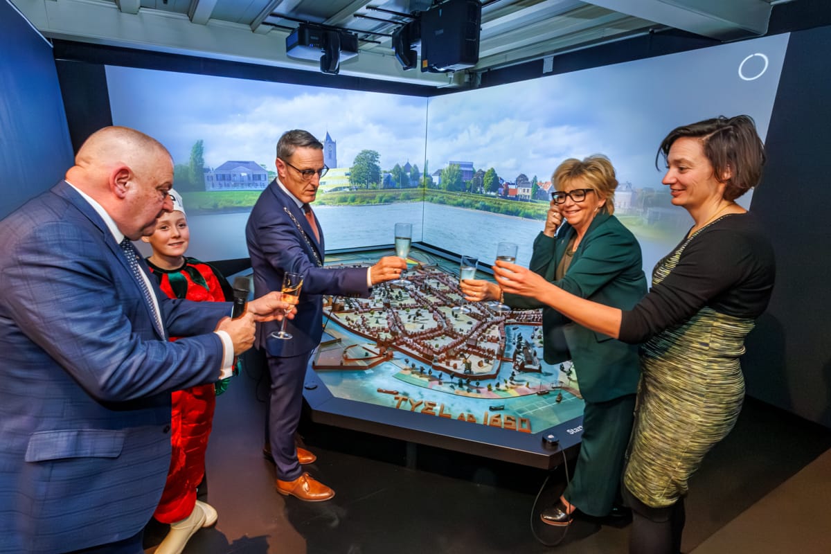 Opening presentatie ‘Het ontstaan van Tiel’ in het Flipje en Streekmuseum door burgemeester Frank van der Meijden en wethouder Carla Kreuk. Ontvangst door museum directeur Jurriaan de Mol.