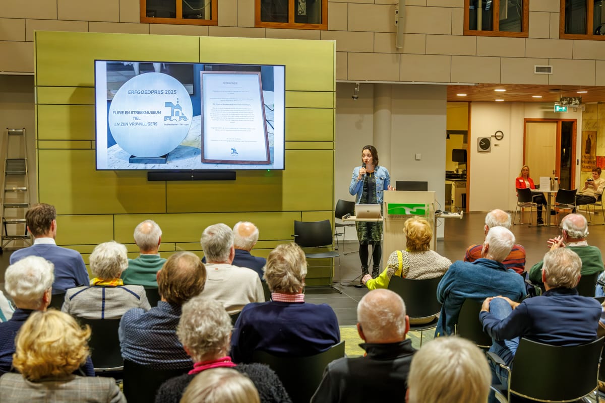 Erfgoedprijs 2025 van de Vereniging Oudheidkamer Tiel en Omstreken uitgereikt aan de vrijwilligers van Flipje en Streekmuseum Tiel.