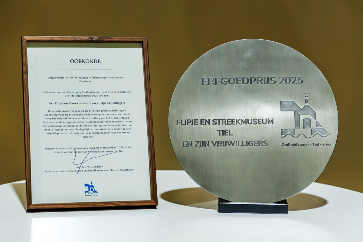 Erfgoedprijs 2025 van de Vereniging Oudheidkamer Tiel en Omstreken uitgereikt aan de vrijwilligers van Flipje en Streekmuseum Tiel.