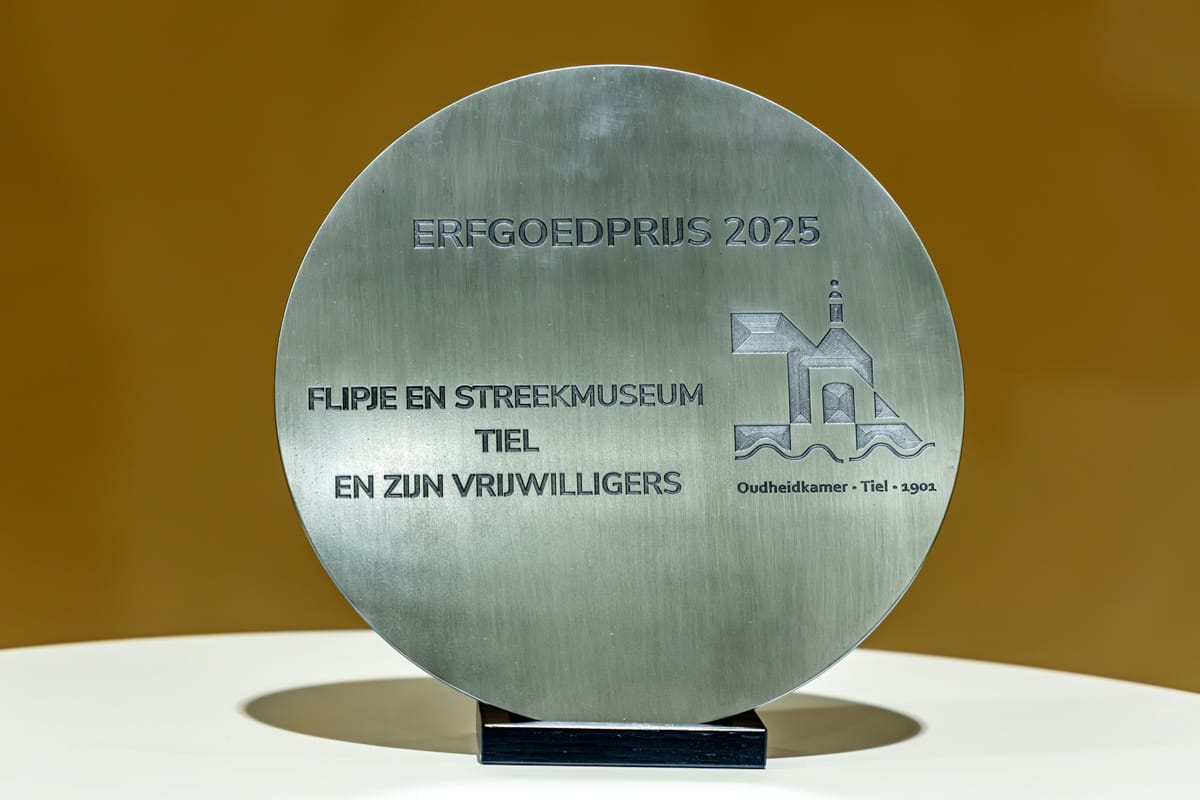 Erfgoedprijs 2025 van de Vereniging Oudheidkamer Tiel en Omstreken uitgereikt aan de vrijwilligers van Flipje en Streekmuseum Tiel.