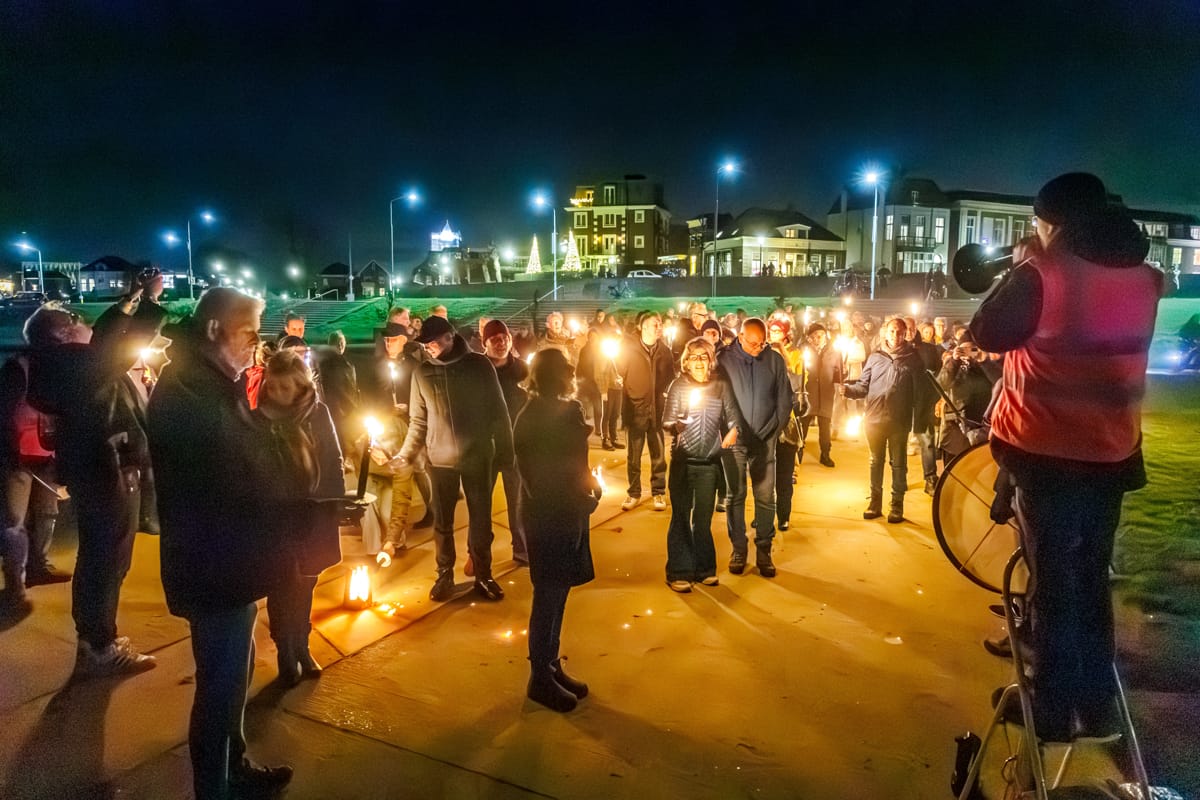 Lichtlijnen project 6000 jaar Tiel. Start op Hoogeinde, tussenstop bij Kerstboom vol Lichtjes en de Lichtlijnen performance op de Waalkade o.l.v. kunstenaar Rob Sweere.
