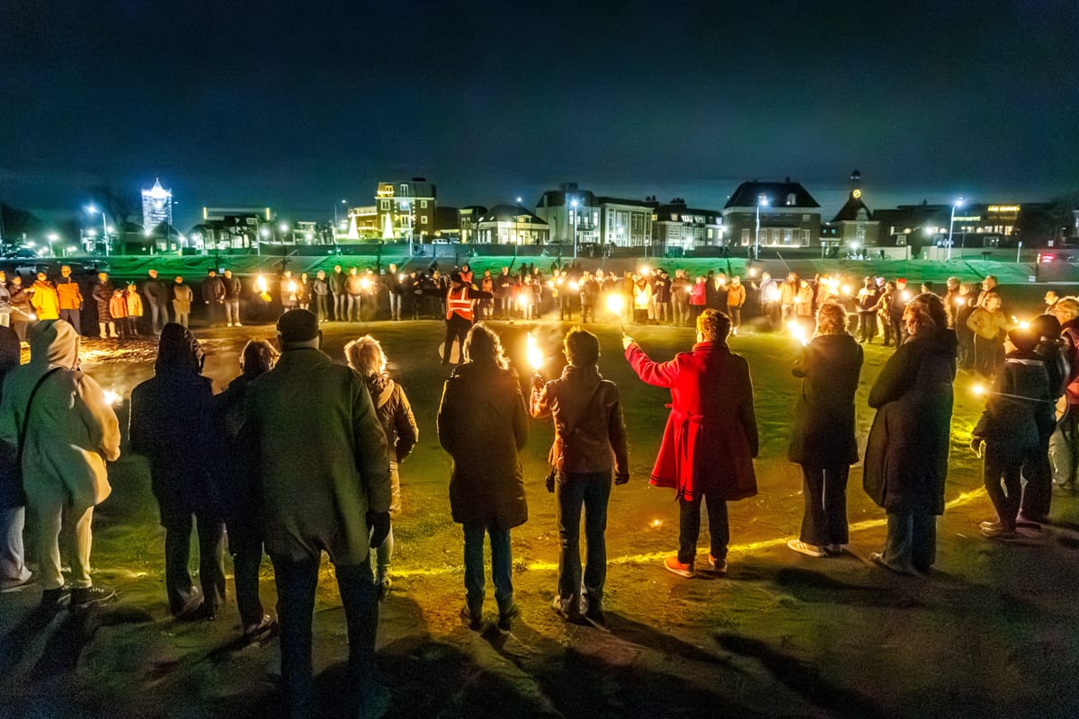 Lichtlijnen project 6000 jaar Tiel. Start op Hoogeinde, tussenstop bij Kerstboom vol Lichtjes en de Lichtlijnen performance op de Waalkade o.l.v. kunstenaar Rob Sweere.